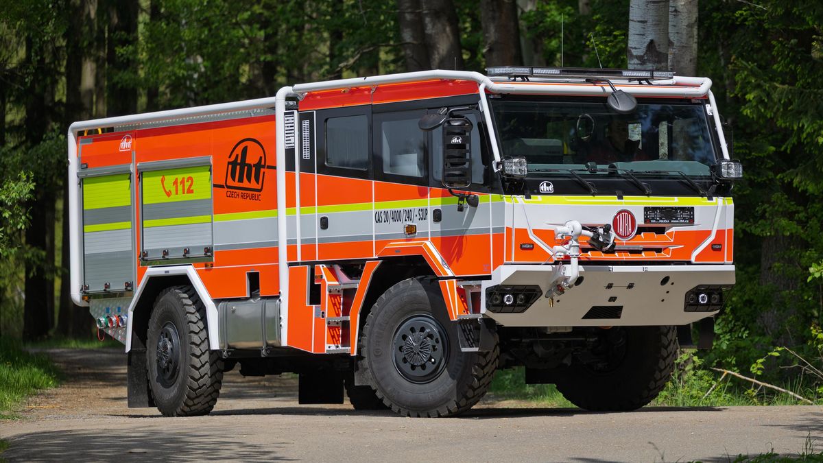 Nový hasičský speciál Tatra pro boj s lesními požáry umí krabí chůzi, jeho části odolají až 1 000 stupňům Celsia!